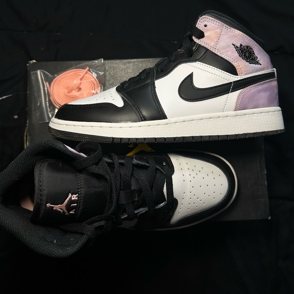Air Jordan 1 Sneakers - Picture 3 of 4